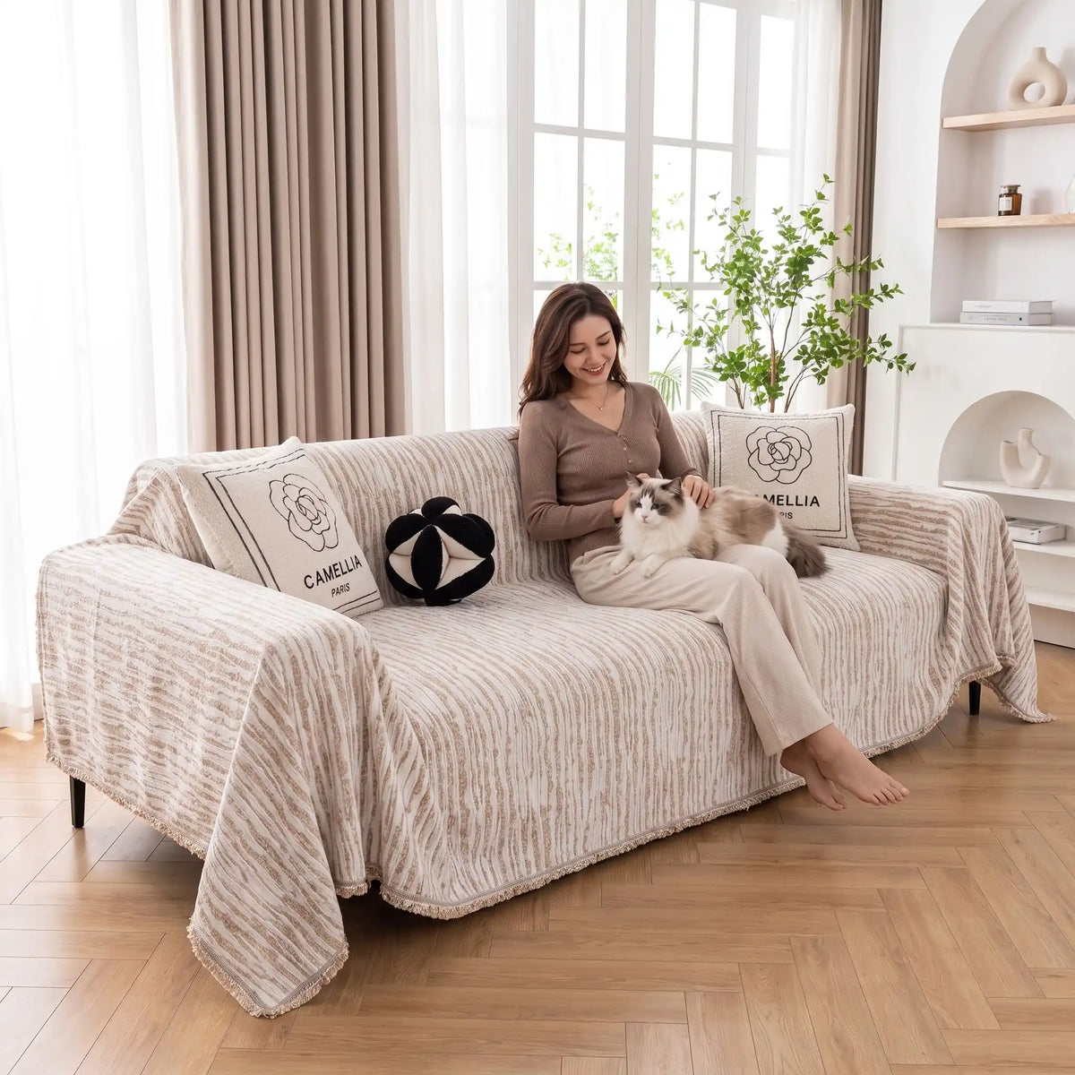 Jeté de canape beige femme et chat