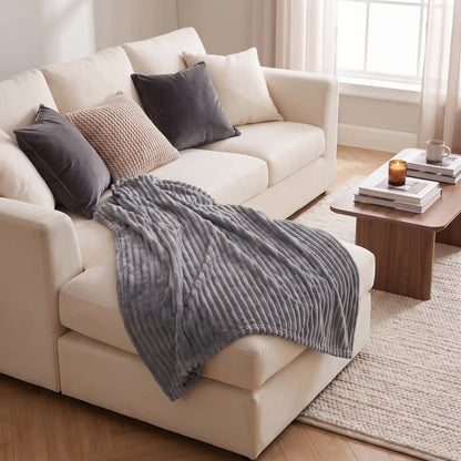 Plaid gris sur canapé beige