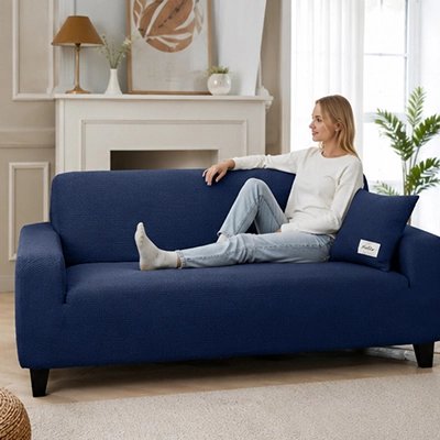 Housse canape bleu femme allongée confortablement
