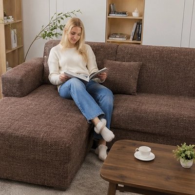 Housse canapé d'angle marron femme assise lit un livre