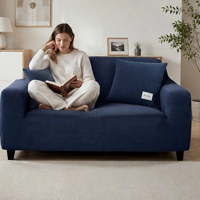 Housse canape femme assise confortablement lit un livre