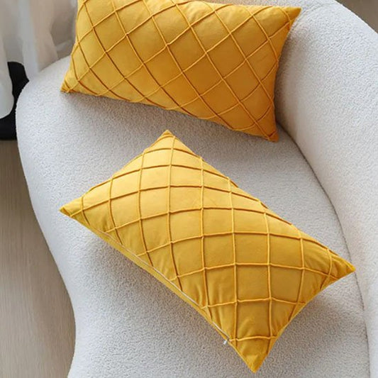 Housse coussin jaune moutarde sur canapé 