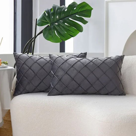 Housse coussin noir sur canapé blanc