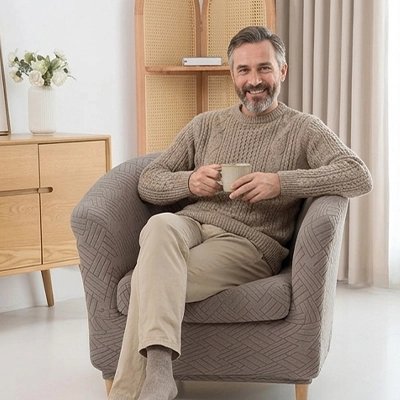 Housse kaki pour fauteuil cabriolet homme assis tasse café dans sa main
